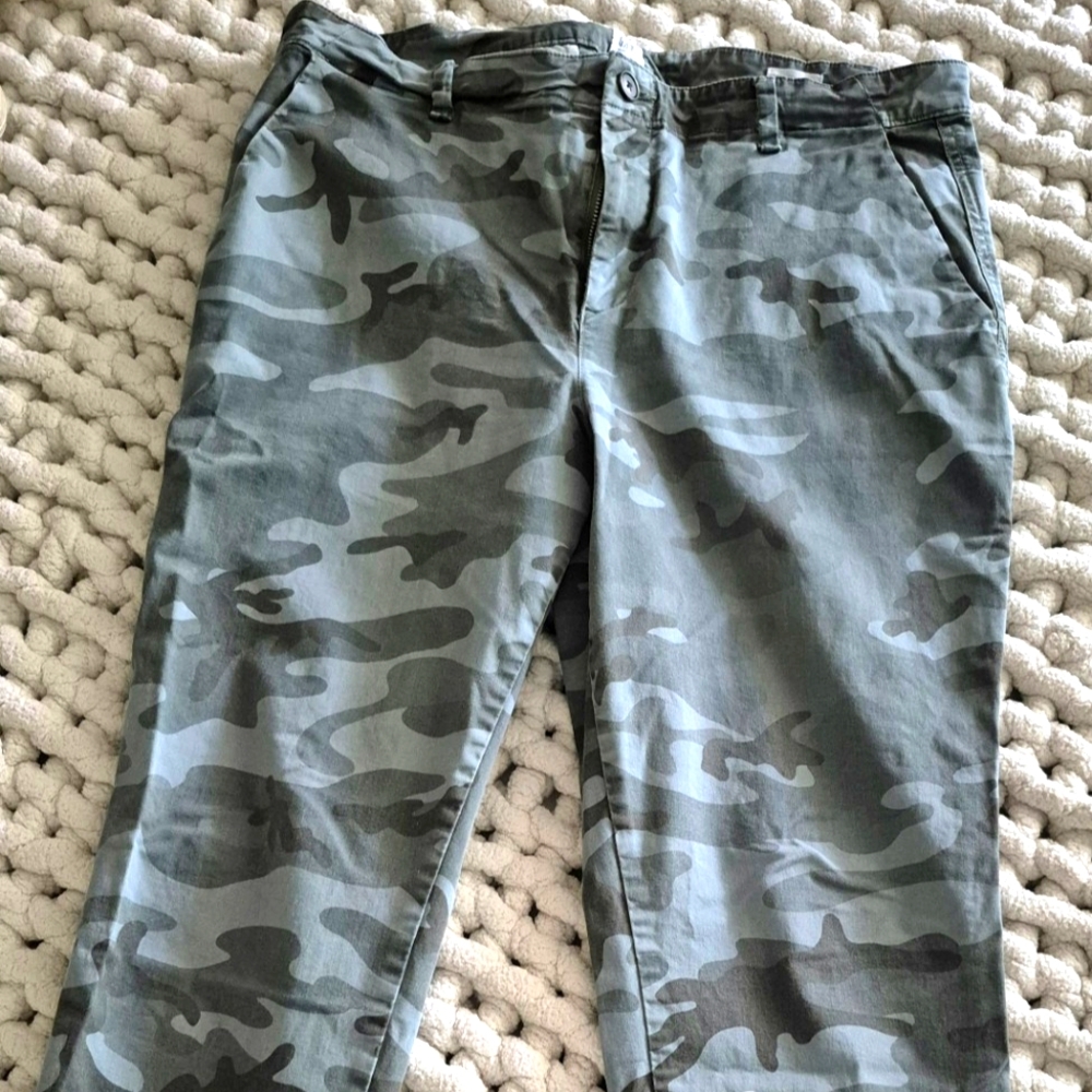 GAP CAMO Girlfriend Khaki Pants